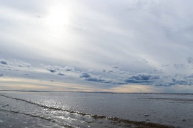 Acımasız Beyaz Deniz. Yagry Adası, Severodvinsk, Arkhangelsk bölgesinde soğuk sonbahar günü. Denizin üzerinde bulutlar.