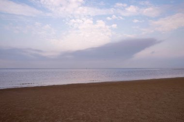 Acımasız Beyaz Deniz. Yagry Adası, Severodvinsk, Arkhangelsk bölgesinde soğuk sonbahar günü. Denizin üzerinde bulutlar.