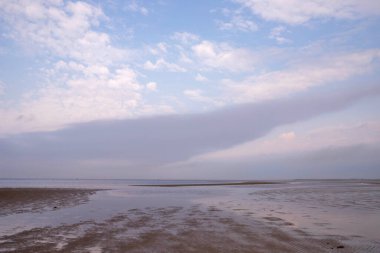 Acımasız Beyaz Deniz. Yagry Adası, Severodvinsk, Arkhangelsk bölgesinde soğuk sonbahar günü. Denizin üzerinde bulutlar.