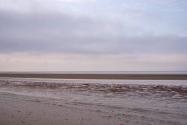 Acımasız Beyaz Deniz. Yagry Adası, Severodvinsk, Arkhangelsk bölgesinde soğuk sonbahar günü. Denizin üzerinde bulutlar.