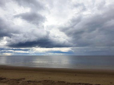 Acımasız Beyaz Deniz. Yagry Adası, Severodvinsk, Arkhangelsk bölgesinde soğuk yaz günü