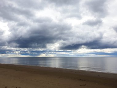 Acımasız Beyaz Deniz. Yagry Adası, Severodvinsk, Arkhangelsk bölgesinde soğuk yaz günü
