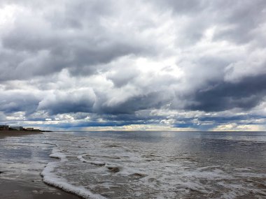 Acımasız Beyaz Deniz. Yagry Adası, Severodvinsk, Arkhangelsk bölgesinde soğuk yaz günü