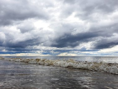 Acımasız Beyaz Deniz. Yagry Adası, Severodvinsk, Arkhangelsk bölgesinde soğuk yaz günü