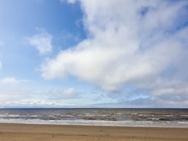Acımasız Beyaz Deniz. Yagry Adası, Severodvinsk, Arkhangelsk bölgesinde soğuk yaz günü