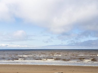 Acımasız Beyaz Deniz. Yagry Adası, Severodvinsk, Arkhangelsk bölgesinde soğuk yaz günü