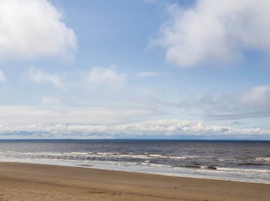 Acımasız Beyaz Deniz. Yagry Adası, Severodvinsk, Arkhangelsk bölgesinde soğuk yaz günü