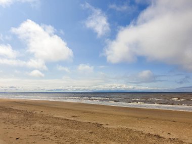 Acımasız Beyaz Deniz. Yagry Adası, Severodvinsk, Arkhangelsk bölgesinde soğuk yaz günü