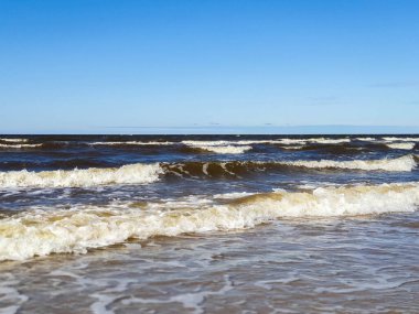 Acımasız Beyaz Deniz. Yagry Adası, Severodvinsk, Arkhangelsk bölgesinde soğuk yaz günü