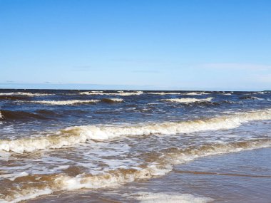 Acımasız Beyaz Deniz. Yagry Adası, Severodvinsk, Arkhangelsk bölgesinde soğuk yaz günü