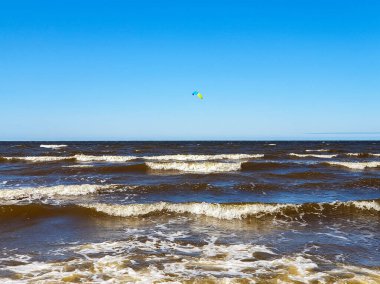 Acımasız Beyaz Deniz. Yagry Adası, Severodvinsk, Arkhangelsk bölgesinde soğuk yaz günü