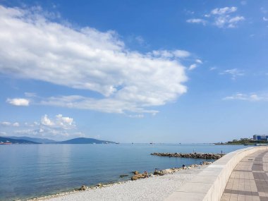        Kahraman Şehir Novorossiysk. Tsemess Körfezi. Sujuk tükürdü. Kumsalda parlak çakıl taşları.                        