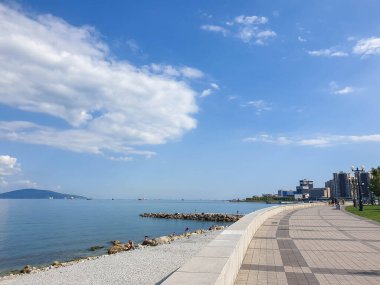        Kahraman Şehir Novorossiysk. Tsemess Körfezi. Sujuk tükürdü. Kumsalda parlak çakıl taşları.                        