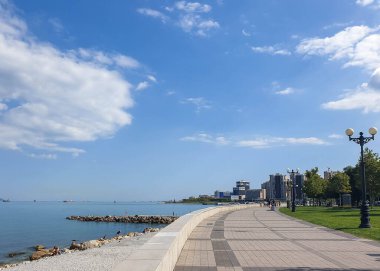        Kahraman Şehir Novorossiysk. Tsemess Körfezi. Sujuk tükürdü. Kumsalda parlak çakıl taşları.                        