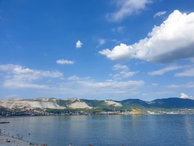        Kahraman Şehir Novorossiysk. Tsemess Körfezi. Sujuk tükürdü. Kumsalda parlak çakıl taşları.                        