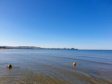 Karadeniz kıyısında sıcak bir yaz sabahı. Anapa, Krasnodar bölgesi. Sakin deniz, gün doğumu