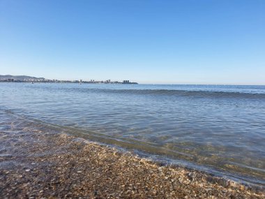 Karadeniz kıyısında sıcak bir yaz sabahı. Anapa, Krasnodar bölgesi. Sakin deniz, gün doğumu