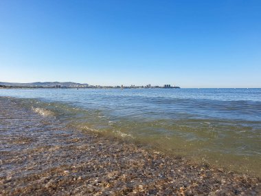 Karadeniz kıyısında sıcak bir yaz sabahı. Anapa, Krasnodar bölgesi. Sakin deniz, gün doğumu