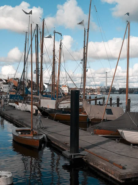 Port z żaglówki i jachty zacumowane w porcie. — Zdjęcie stockowe