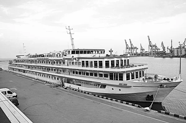 The marine liner is moored to the port of the pier. — 스톡 사진