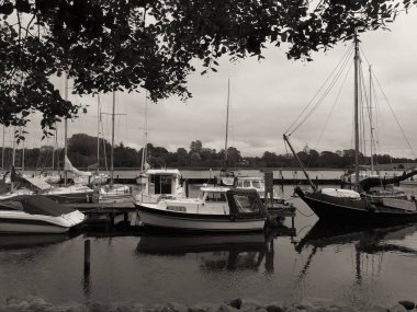 Limana demirlemiş yelkenli ve yatları olan liman..