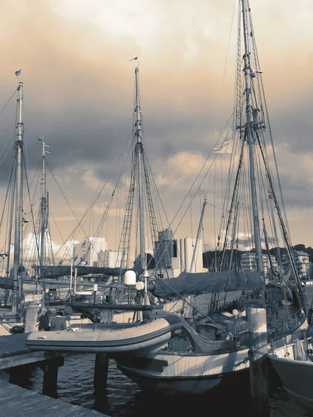 Harbor with sailboats and yachts moored in the port. — Stock Photo, Image