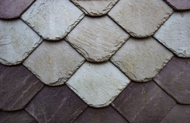 Çatı kiremidinin eski sıkıntılı dokusu, kayrak. Grunge arkaplanı