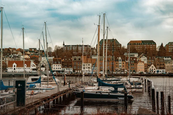 Flensburg, Niemcy. 28 stycznia 2020. Jachty na molo. Ludzie chodzący po nasypie — Zdjęcie stockowe