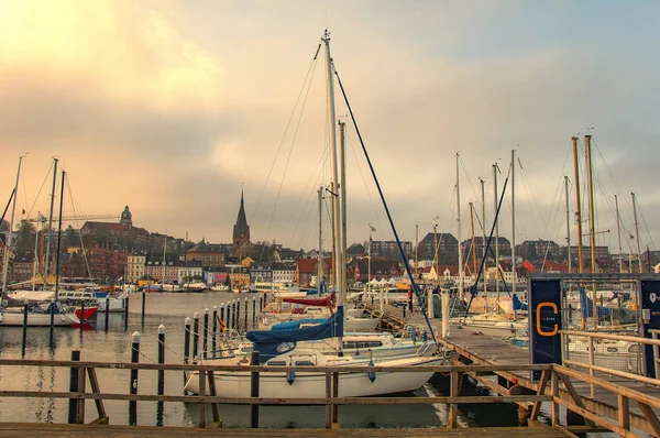 Flensburg, Niemcy. 26 stycznia 2020. Jachty na przystani. — Zdjęcie stockowe