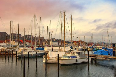 Flensburg, Almanya. 26 Ocak 2020. İskelede yatlar.