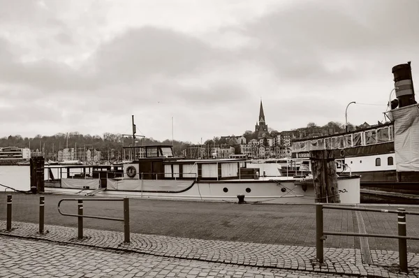 Фленсбург, ГЕРМАНИЯ. 20 ОКТЯБРЯ 2019 года. Яхты на пирсе . — стоковое фото