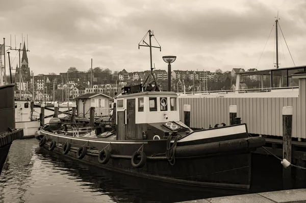 항구에 정박 해 있는 범선 과 요트 의항 구들. — 스톡 사진