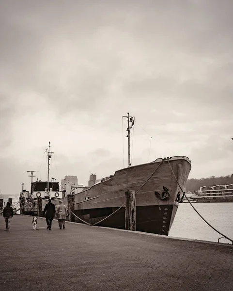 Puerto con veleros y yates amarrados en el puerto . —  Fotos de Stock