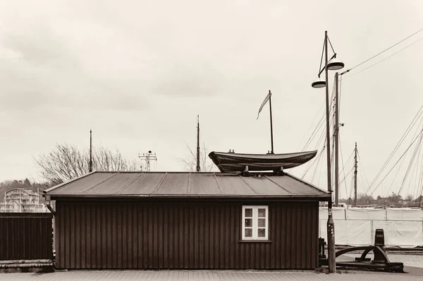 Malá Loděnice Molu Lodní Garáž Lodí Střeše Prázdný Přístav — Stock fotografie