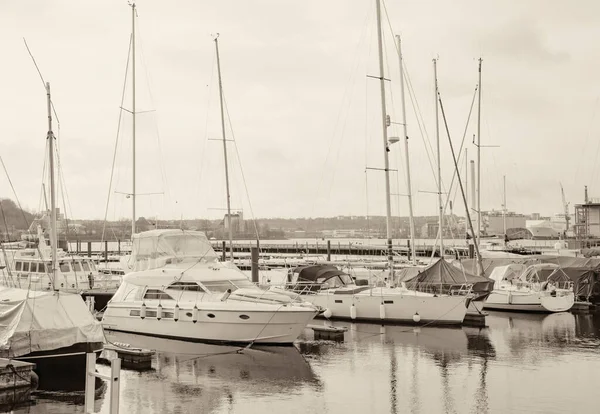 Hamn Med Segelbåtar Och Yachter Förtöjda Hamnen Havslandskap — Stockfoto