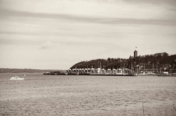 Coast View Yachts Boats Moored Pier Calm Sea — Stock Photo, Image