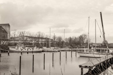 Limana demirlemiş yelkenli ve yatları olan liman. Deniz manzarası.