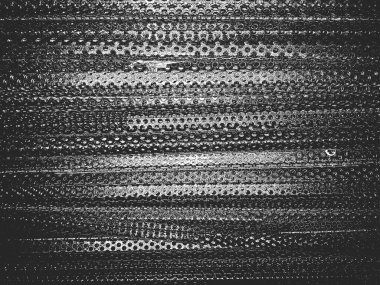 Metalik profil ve vektör delikleri. Eps8 illüstrasyon. Siyah ve beyaz grunge arkaplanı.