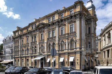 - Geçen yüzyılın mimarisi. Odessa cephesinin ortası - bej rengi.