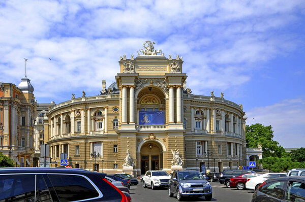 ODESSA, Украина. ИЮНЬ 21, 2018. Театр оперы и балета. Фасад центрального входа в здание
.