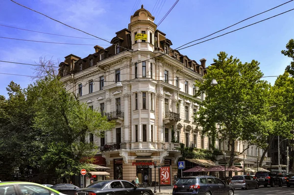 乌克兰敖德萨 2018年6月21日 上个世纪的建筑 敖德萨中心 圣瑞希列夫斯卡娅9号 四层楼 有扭曲的柱子 正面部分 — 图库照片