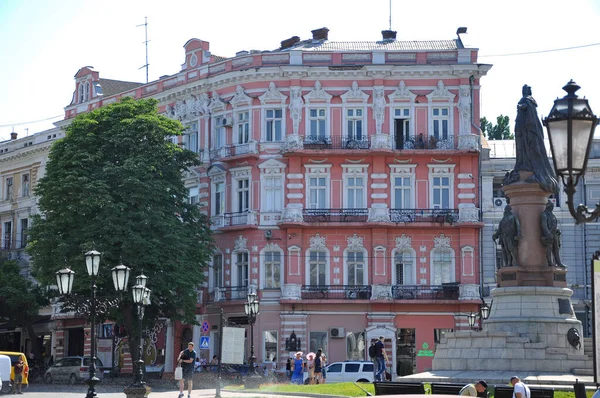乌克兰敖德萨 2018年6月21日 在阳光明媚的日子里 凯萨琳 爱的纪念碑是这个城市中最引人注目的中心地区 有着真正的建筑 — 图库照片