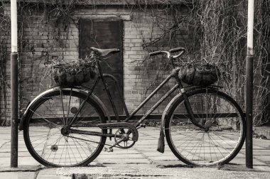 Retro Bisiklet Otoparkı. İki bavullu paslı eski püskü bir bisiklet..