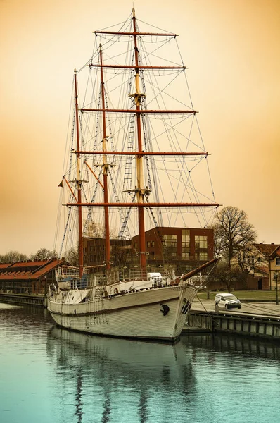 Zeilschip Bij Zonsondergang Zeilboot Pier — Stockfoto