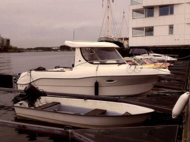 Limana demirlemiş yelkenli ve yatları olan liman..