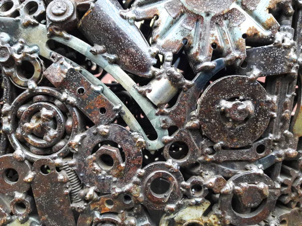 Paslı metalden yapılmış eski, yıpranmış, kaba mekanik dişliler. Tasarım minimalizmi. Demir bileşimi. Retro tarzı. Şık üst ve moda tasarım dokuları, dişliler yuvarlak.