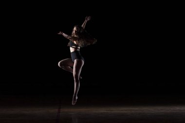 siyah atlama üzerinde kadın dansçı