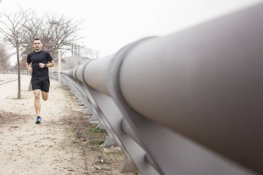 Borular yakınındaki siyah runner