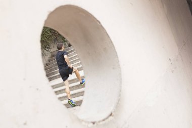 Duvardaki delikten merdiven çıkma runner