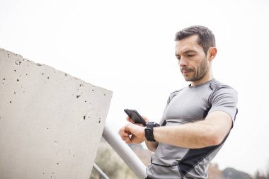 Onun saati ve akıllı telefon eşitleme runner